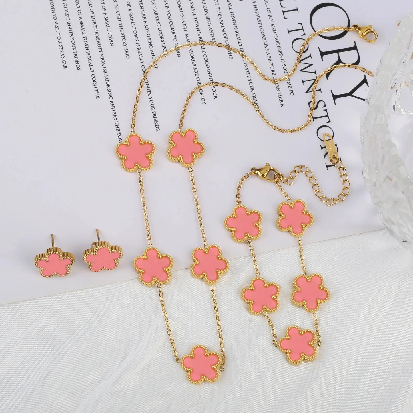 Heiße Schmuck-Verkäufe: Edelstahl-Fünfblatt-Blumen-Halskette, Armband- und Ohrring-Set, hochwertig wirkender Damen-Kleeblatt-Schmuck, Party-Schmuck
