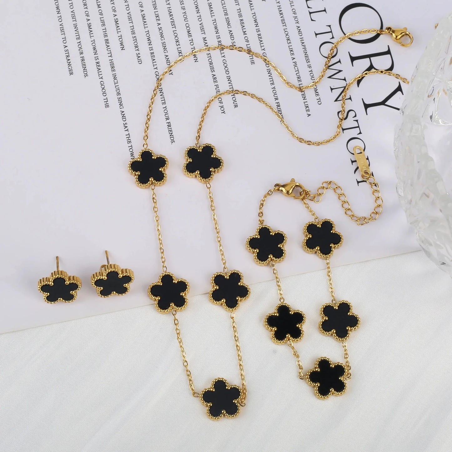 Heiße Schmuck-Verkäufe: Edelstahl-Fünfblatt-Blumen-Halskette, Armband- und Ohrring-Set, hochwertig wirkender Damen-Kleeblatt-Schmuck, Party-Schmuck