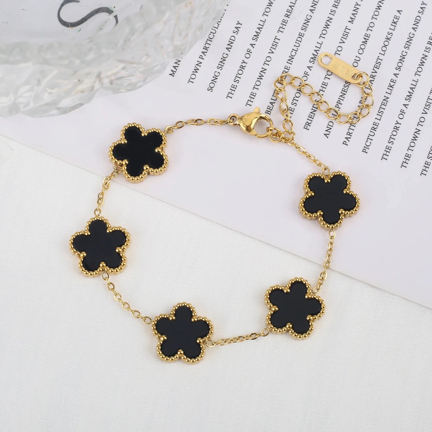 Heiße Schmuck-Verkäufe: Edelstahl-Fünfblatt-Blumen-Halskette, Armband- und Ohrring-Set, hochwertig wirkender Damen-Kleeblatt-Schmuck, Party-Schmuck
