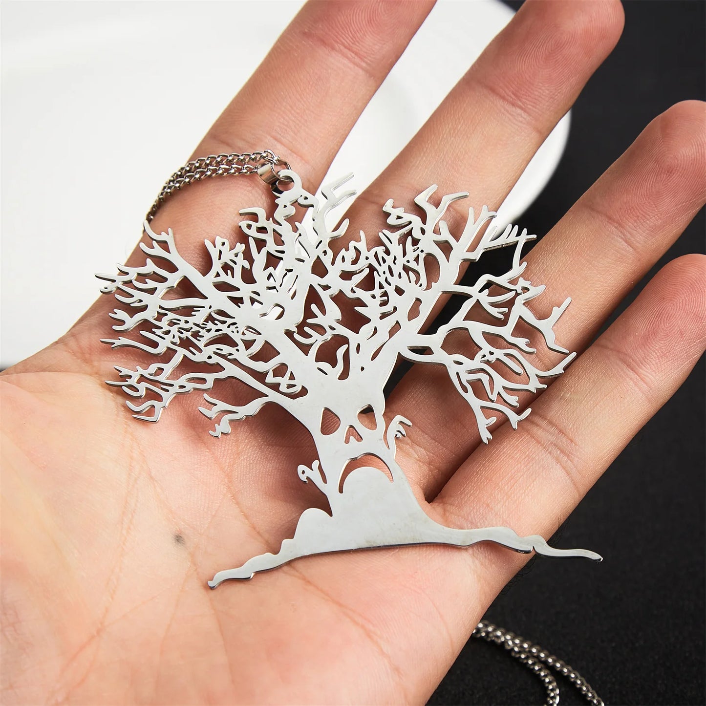 2025 Halloween gruseliger Baum-Anhänger, exquisites Edelstahl „Baum des Lebens“ Halskette, Ketten-Halskette, Punk Hip-Hop lustiger Schmuck