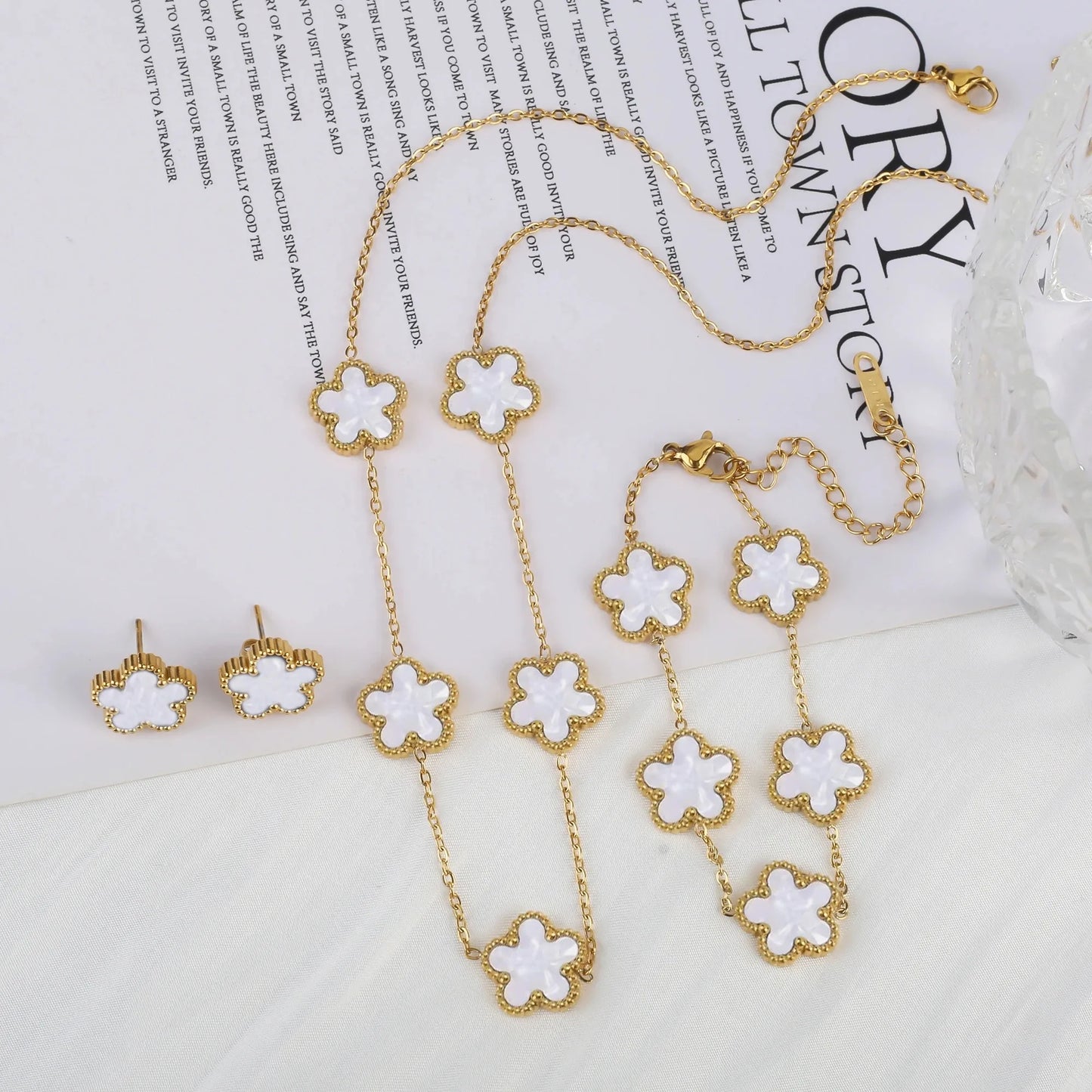 Heiße Schmuck-Verkäufe: Edelstahl-Fünfblatt-Blumen-Halskette, Armband- und Ohrring-Set, hochwertig wirkender Damen-Kleeblatt-Schmuck, Party-Schmuck